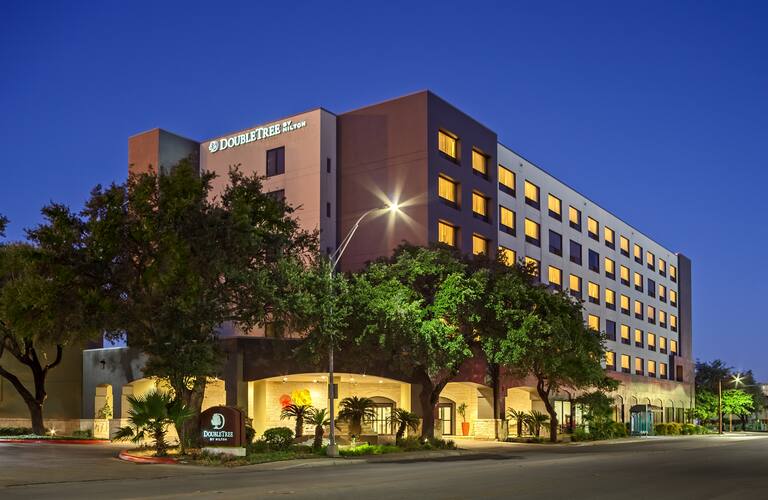 doubletree-san-antonio-downtown-exterior-dawn